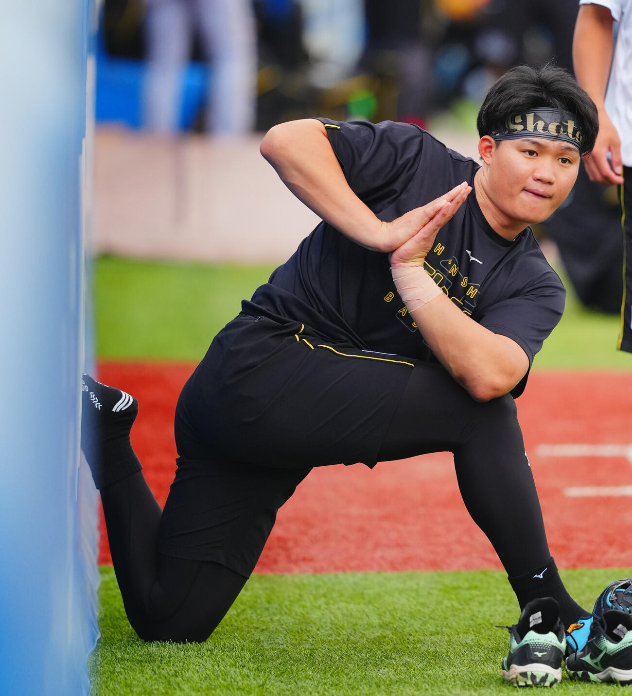 ヤクルト対阪神　試合前、ストレッチする阪神森下翔太（撮影・垰建太）
