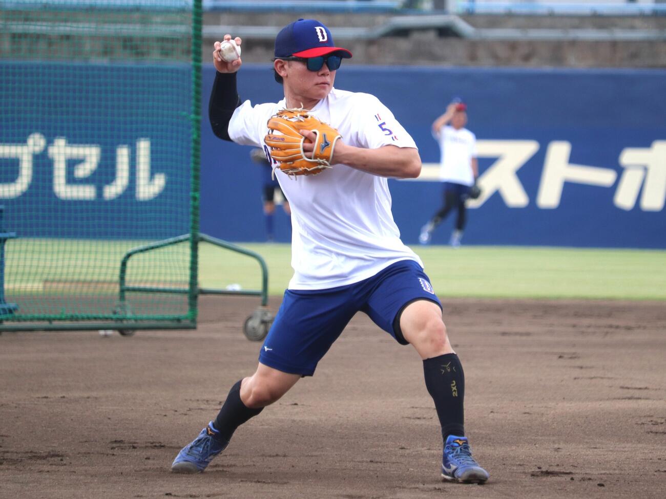 ファーム・リーグ交流戦・ソフトバンク戦で右肩甲骨骨折から約2週間半ぶりの実戦復帰を果たした、中日村松開人内野手（撮影・中島麗）