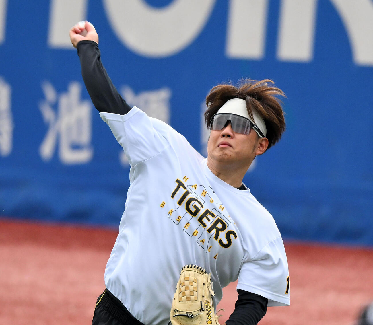 ヤクルト対阪神　試合前練習で調整する阪神西勇輝（撮影・滝沢徹郎）