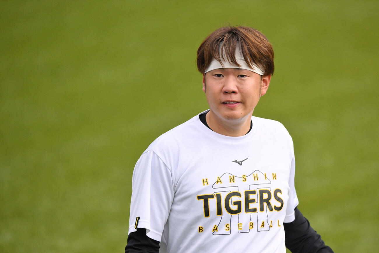 ヤクルト対阪神　試合前練習で調整する阪神西勇輝（撮影・滝沢徹郎）