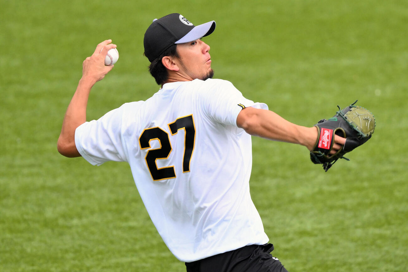 ヤクルト対阪神　試合前練習で調整する阪神伊藤将司（撮影・滝沢徹郎）