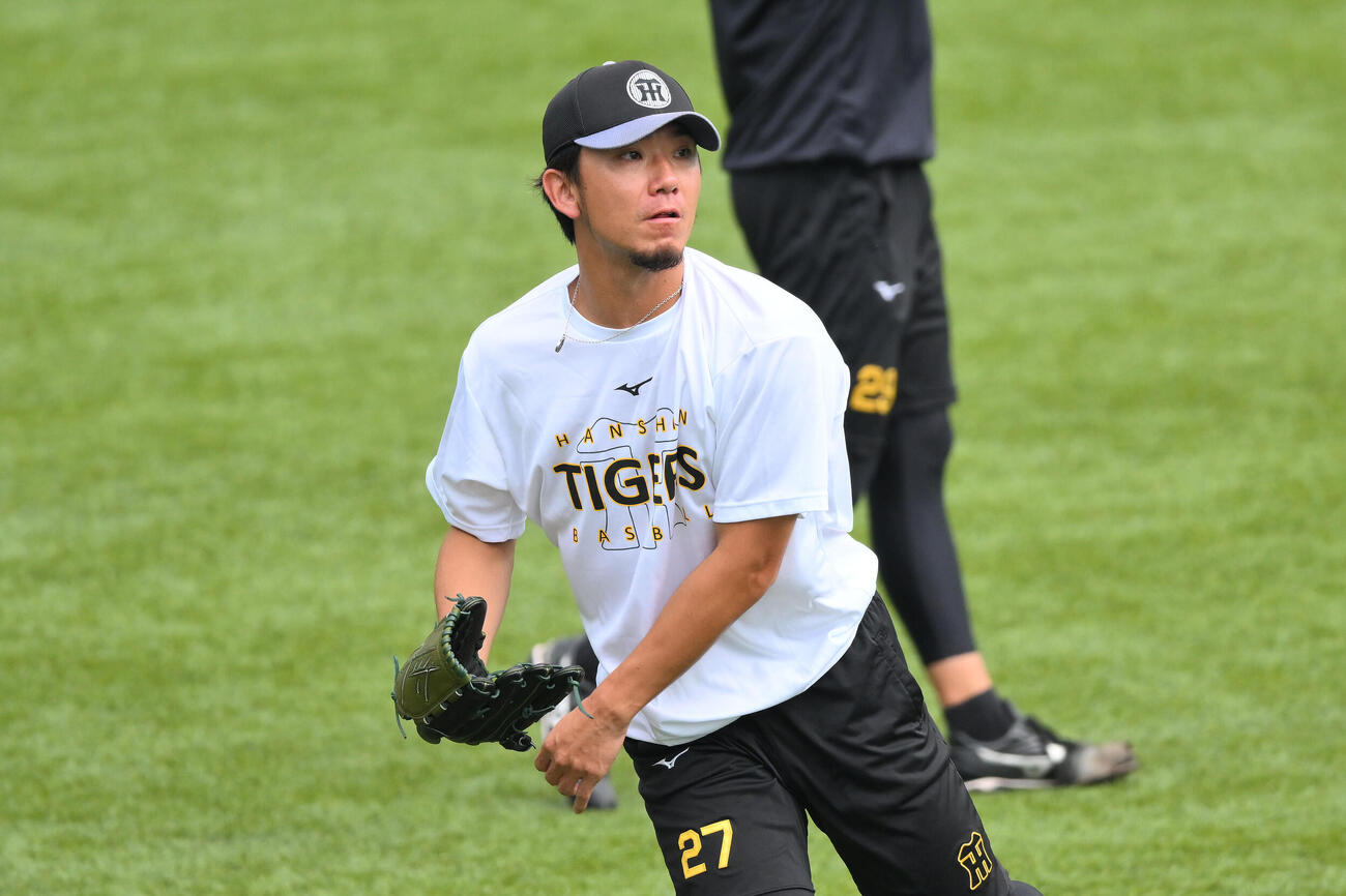 ヤクルト対阪神　試合前練習で調整する阪神伊藤将司（撮影・滝沢徹郎）