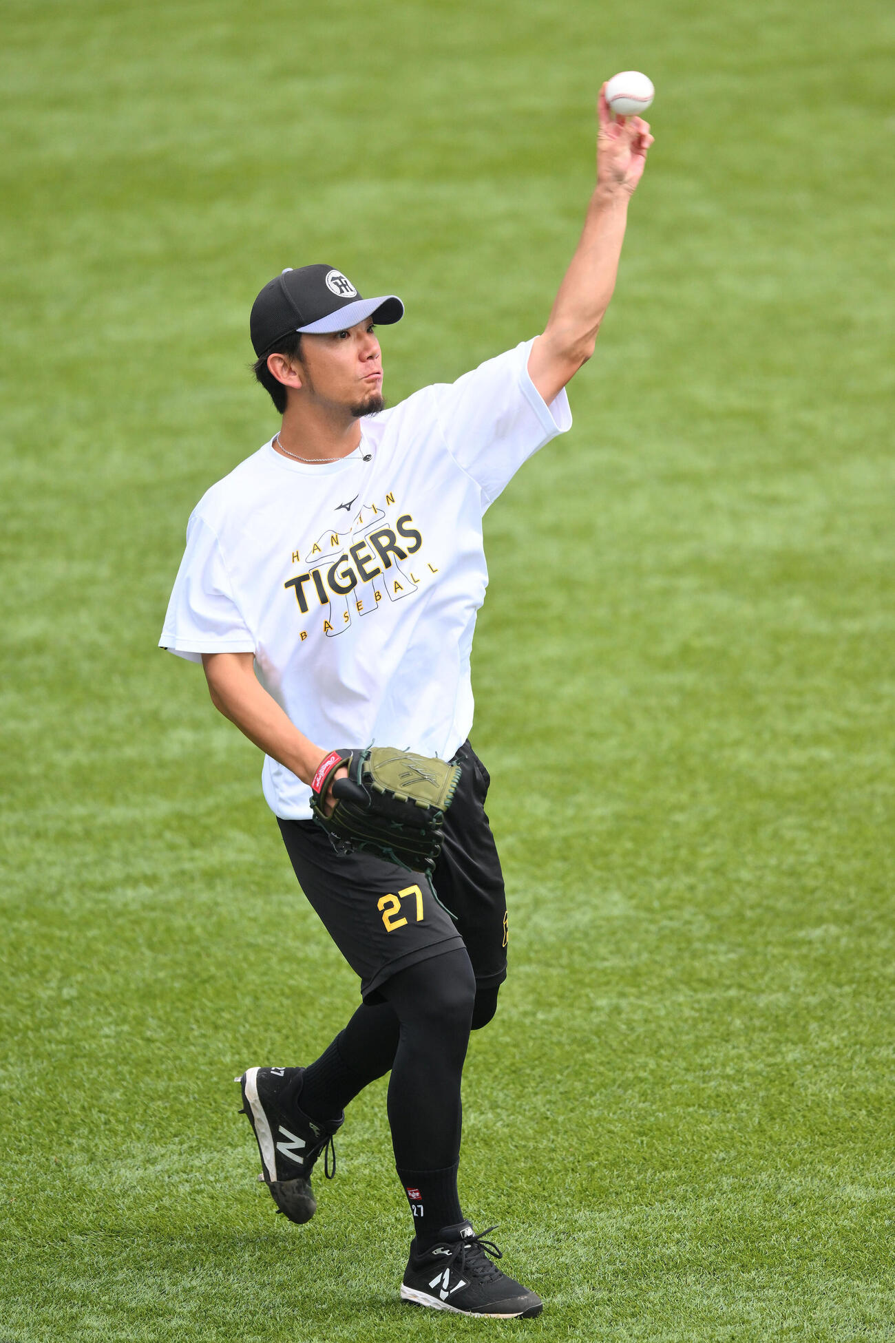 ヤクルト対阪神　試合前練習で調整する阪神伊藤将司（撮影・滝沢徹郎）