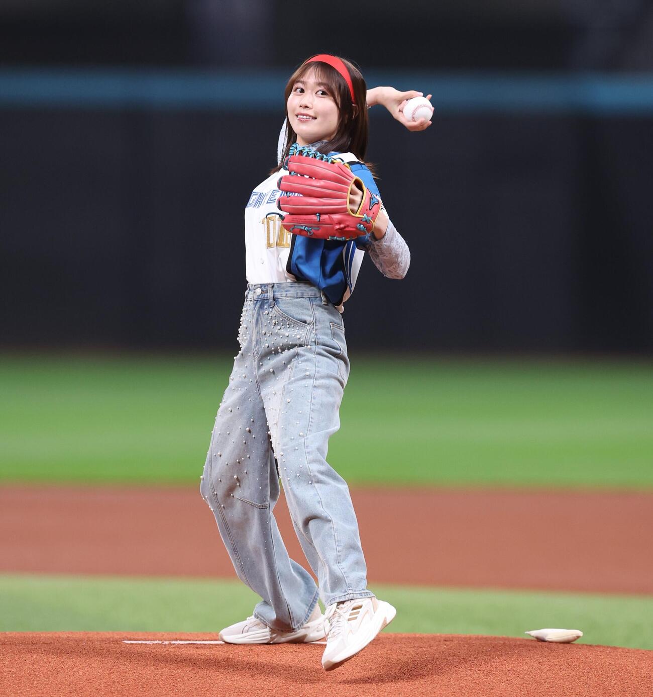 日本ハム対ソフトバンク　ファーストピッチセレモニーで投球する丹生明里（撮影・黒川智章）