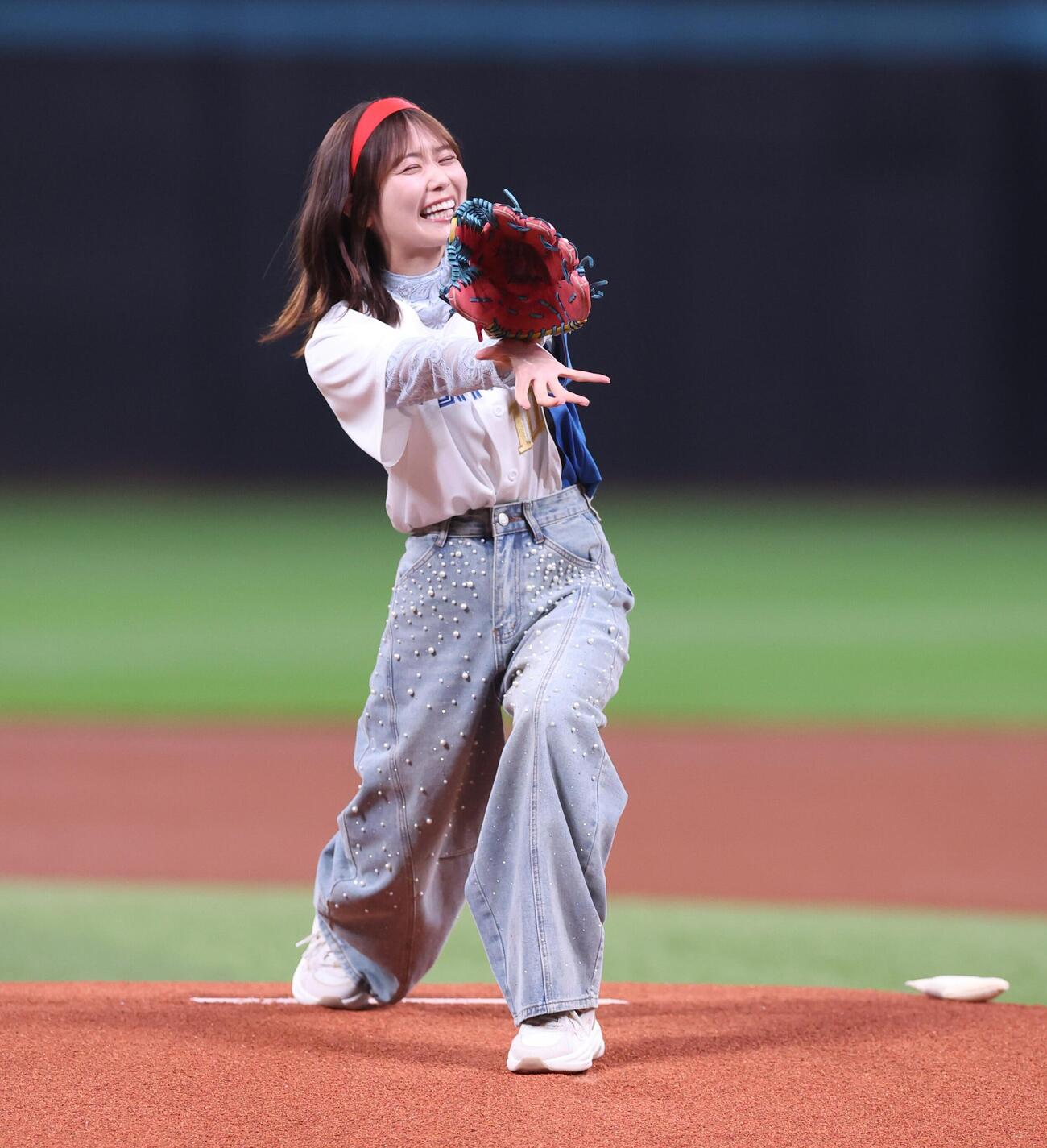 日本ハム対ソフトバンク　ファーストピッチセレモニーで投球する丹生明里（撮影・黒川智章）
