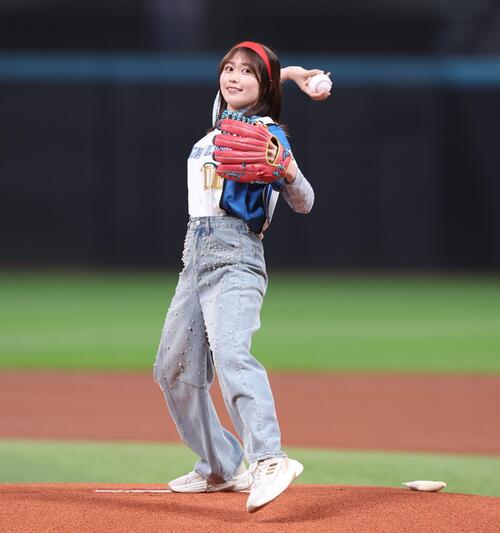 日本ハム】元日向坂46の丹生明里がファーストピッチ「波動拳をイメージ