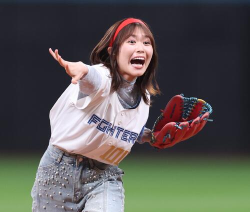 日本ハム】元日向坂46の丹生明里がファーストピッチ「波動拳をイメージ