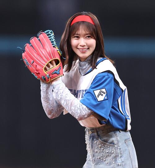日本ハム】元日向坂46の丹生明里がファーストピッチ「波動拳をイメージ
