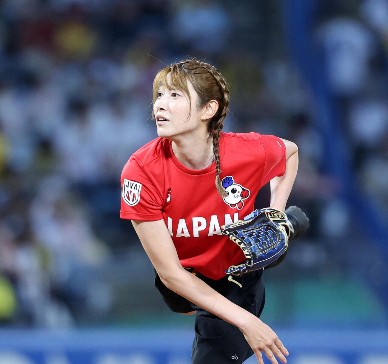 ヤクルト対阪神　始球式に臨む狩野舞子さん（撮影・鈴木正人）