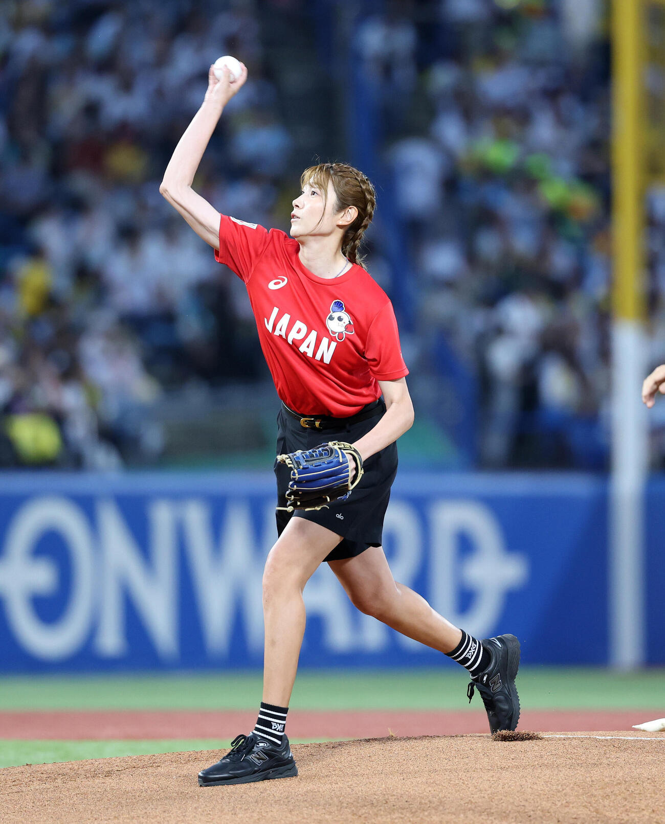 ヤクルト対阪神　始球式に臨む狩野舞子さん（撮影・鈴木正人）
