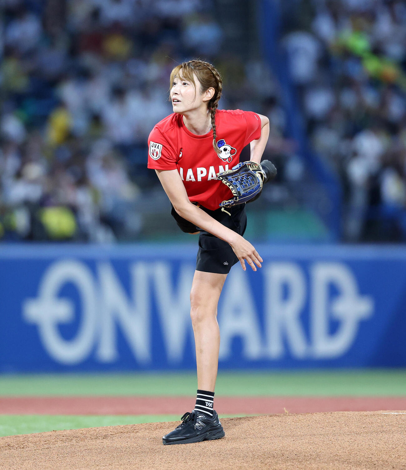 ヤクルト対阪神　始球式に臨む狩野舞子さん（撮影・鈴木正人）