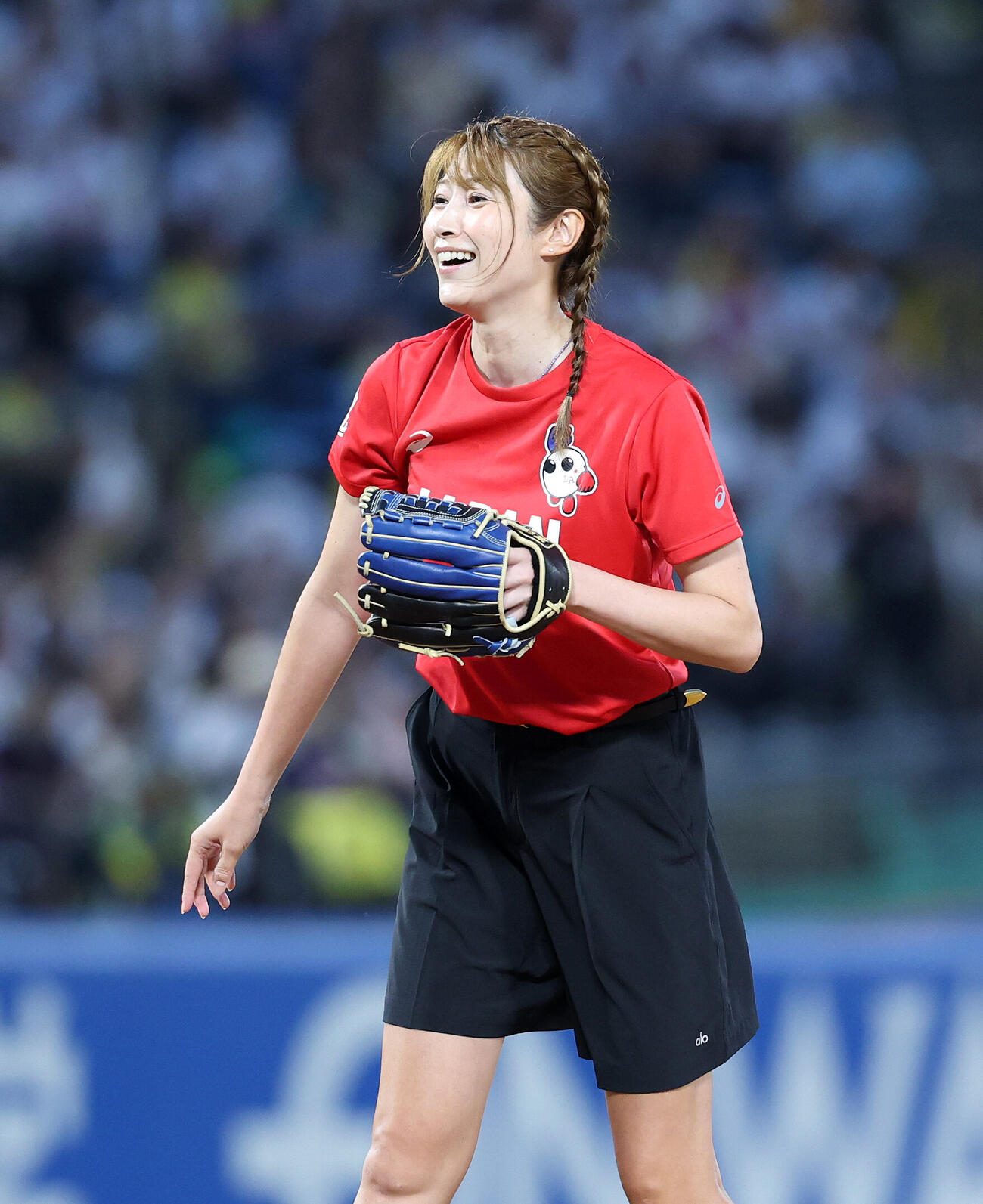 ヤクルト対阪神　始球式に臨む狩野舞子さん（撮影・鈴木正人）