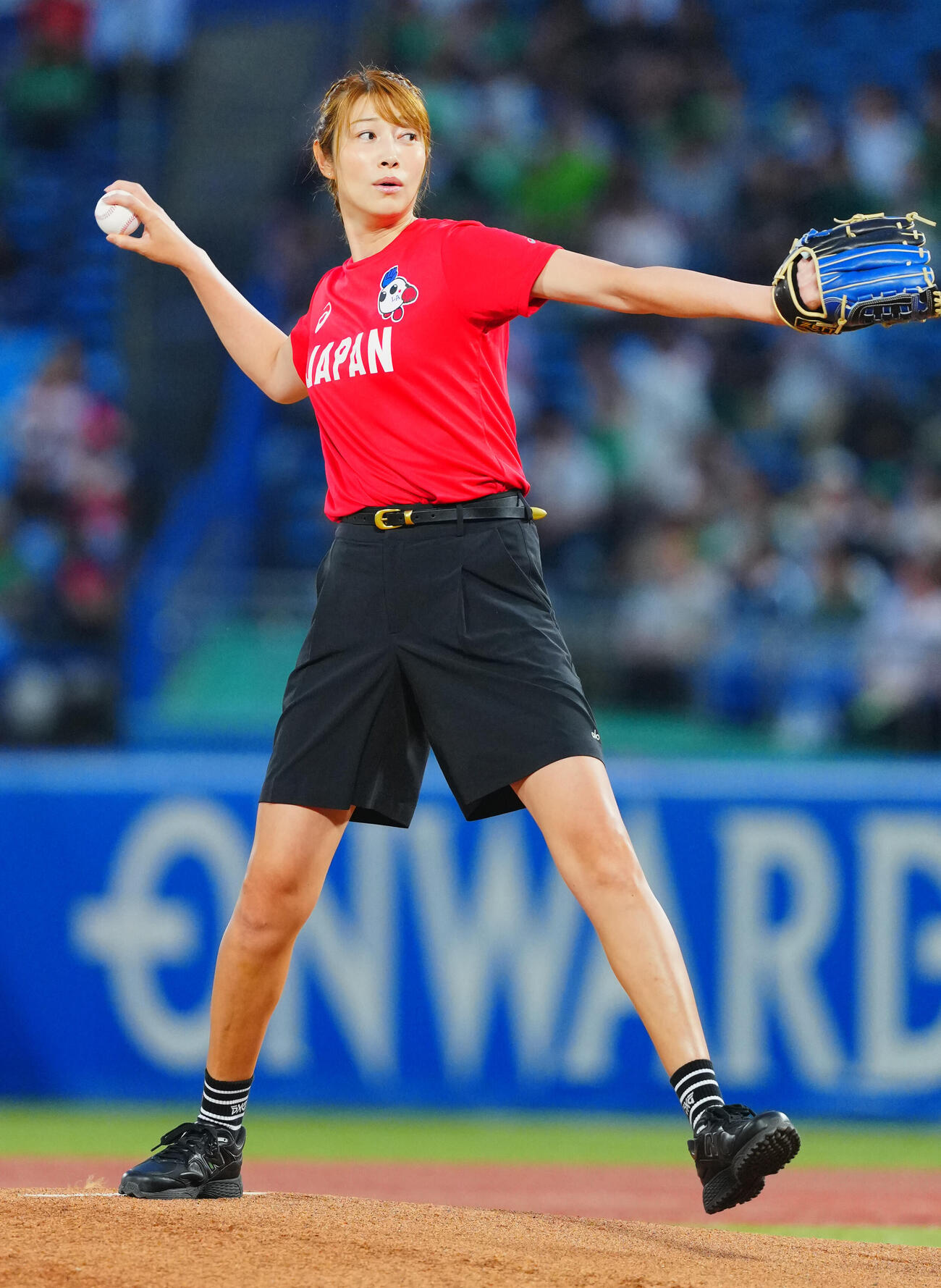 ヤクルト対阪神　始球式を行う狩野舞子さん（撮影・垰建太）