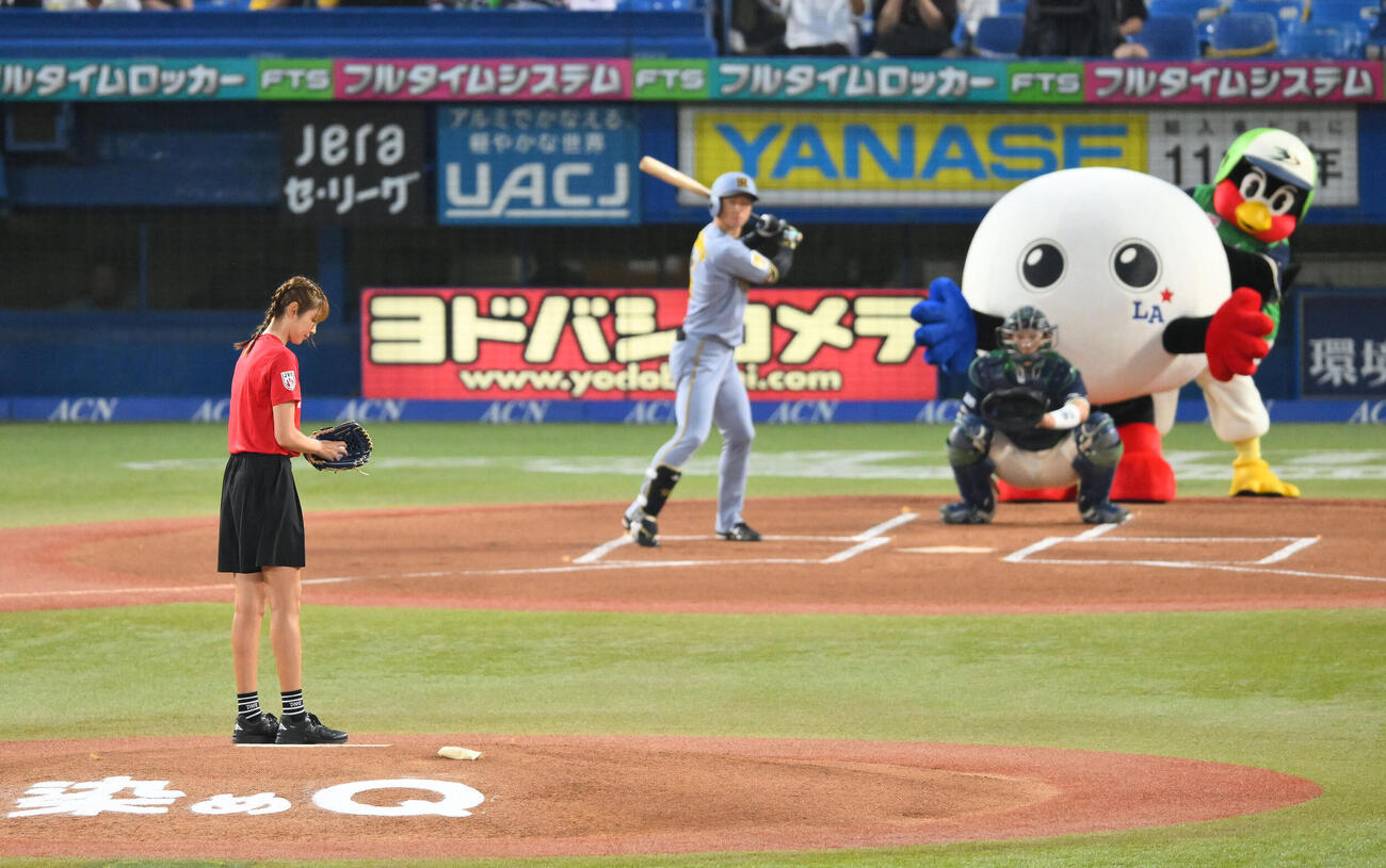 ヤクルト対阪神　始球式に臨む狩野舞子さん（撮影・滝沢徹郎）