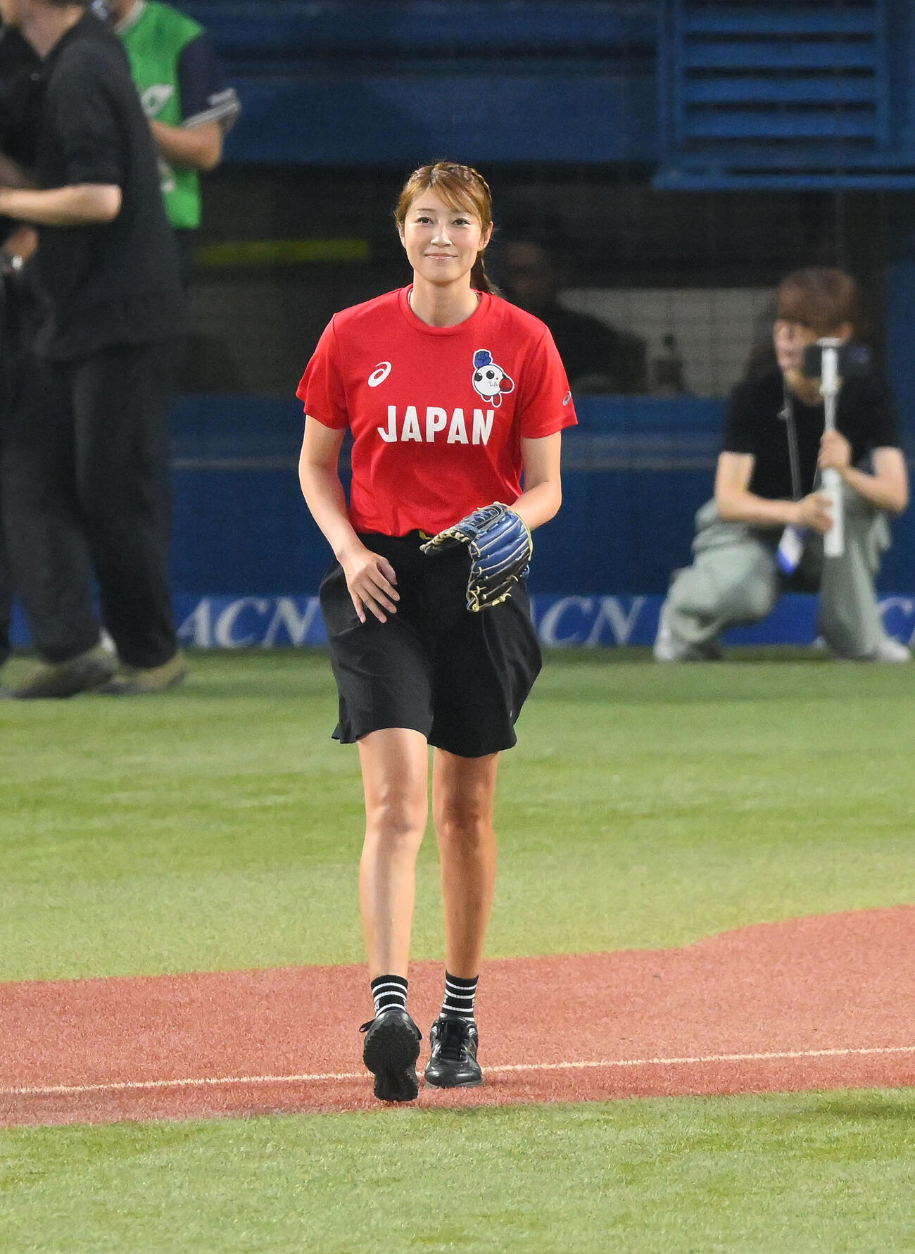 ヤクルト対阪神　始球式に臨む狩野舞子さん（撮影・滝沢徹郎）