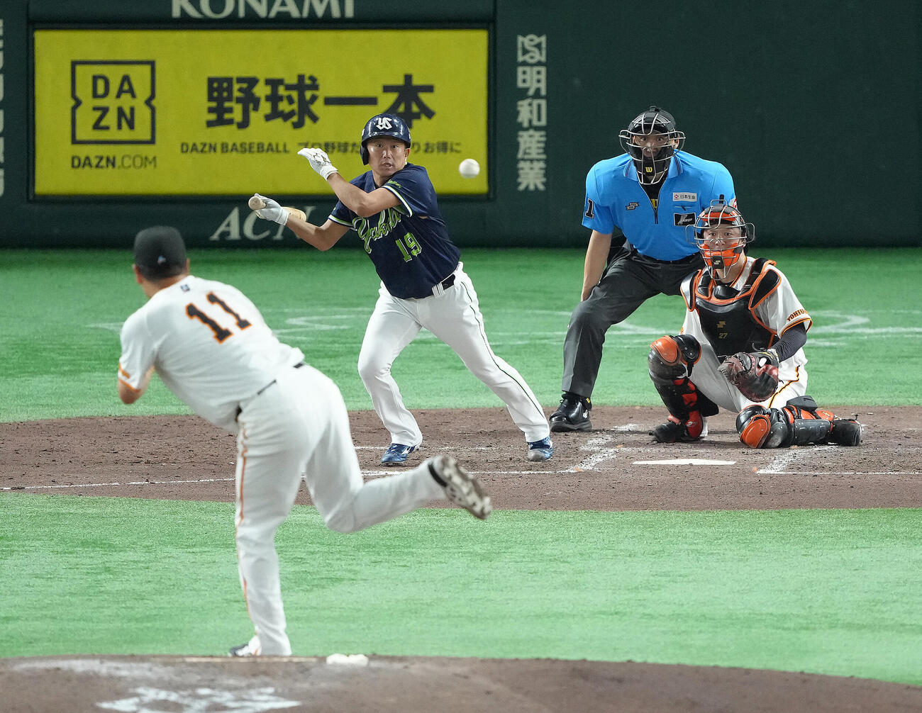 石川雅規は24年連続安打となる中前打を放つ。投手田中将（2025年8月7日撮影）