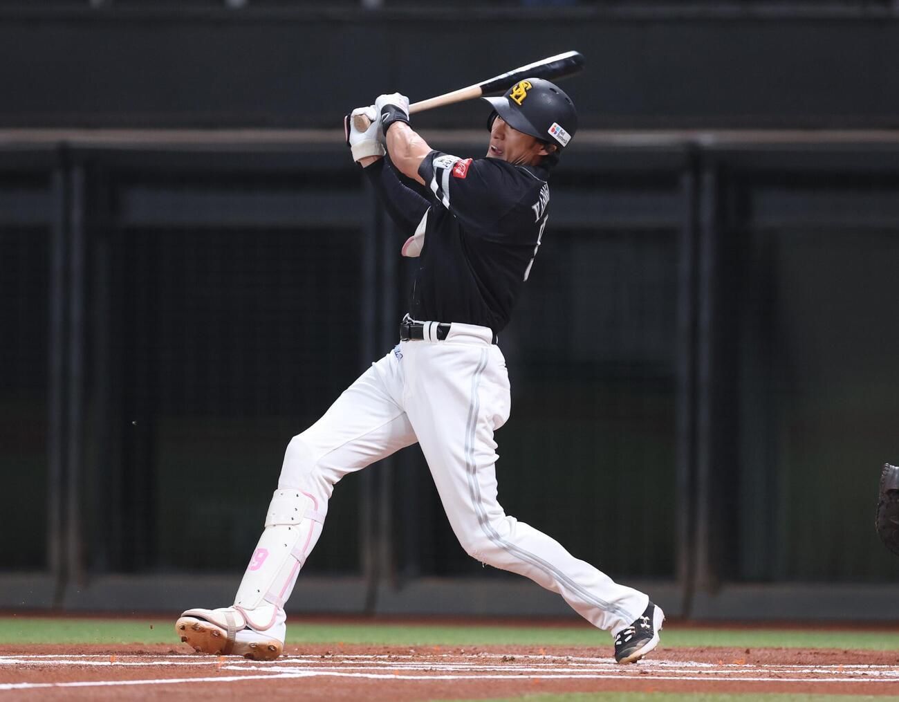 日本ハム対ソフトバンク　1回表ソフトバンク2死一、三塁、適時打を放つ柳田悠岐（撮影・黒川智章）