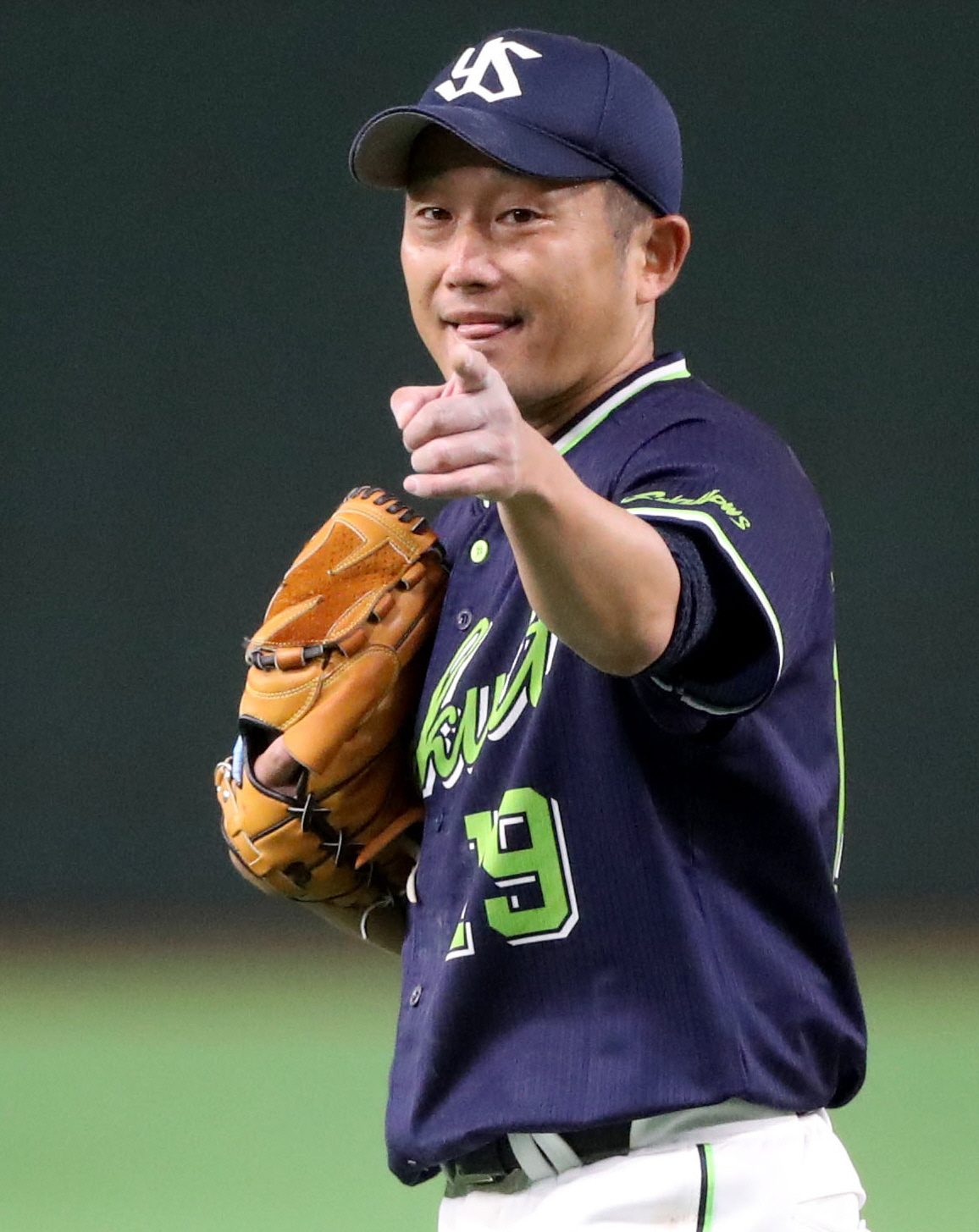 20年、練習試合巨人対ヤクルト　2回裏を終え,捕手嶋基宏に向かって、笑顔を見せる石川雅規