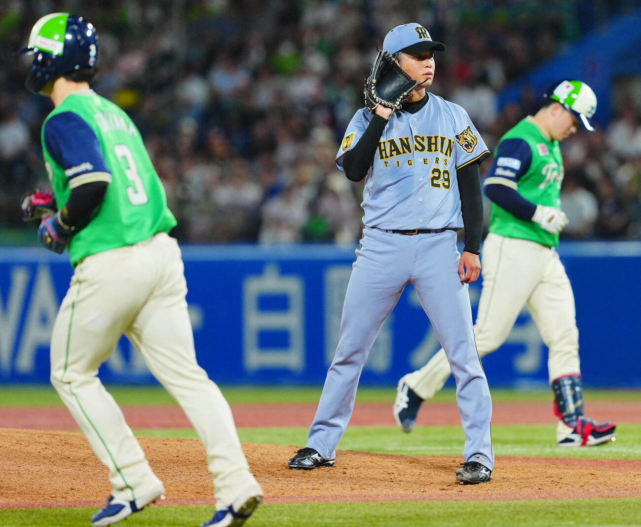 ヤクルト対阪神　4回裏ヤクルト2死一、二塁、吉村貢司郎（右）にあわや本塁打という打球を打たれぼうぜんとする高橋遥人（中央）（撮影・垰建太）