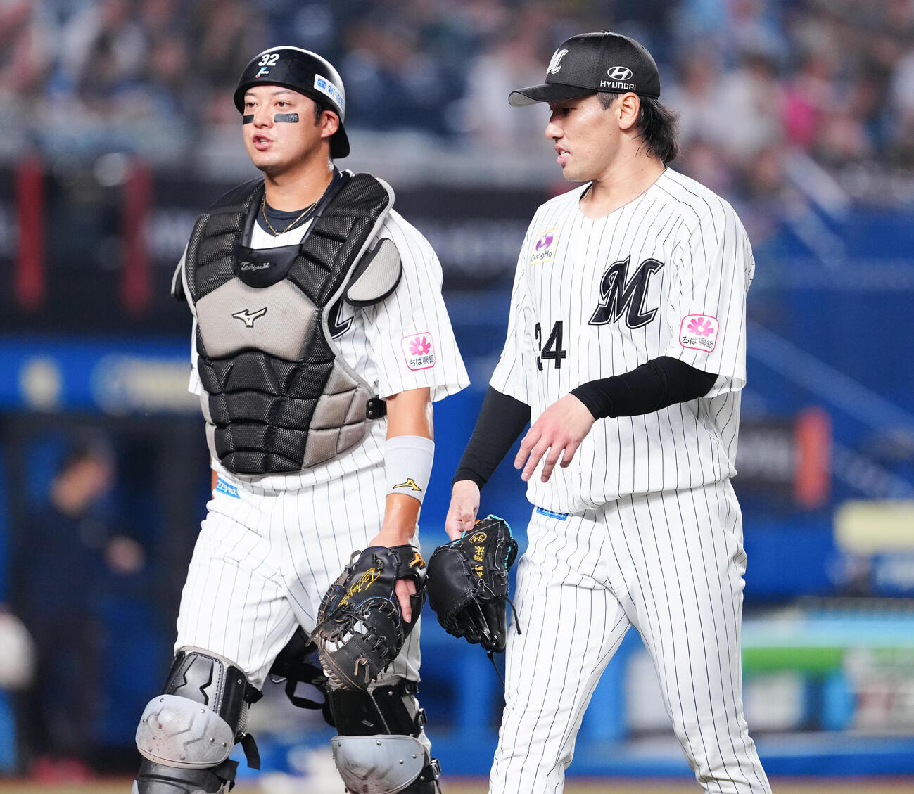 ロッテ対西武　2回表を終え、佐藤都志也（左）と話しながらベンチへ戻るロッテ高野脩汰（撮影・鈴木みどり）
