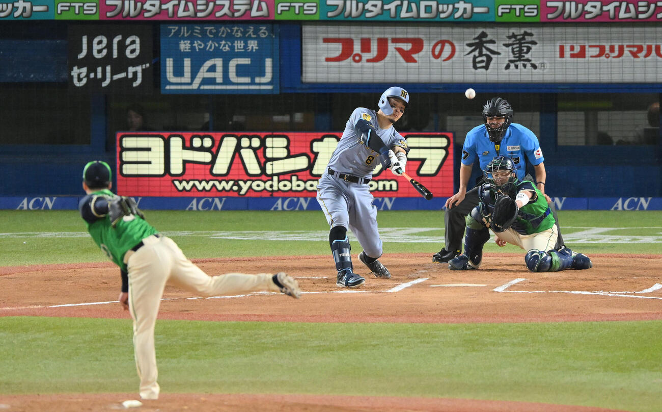 ヤクルト対阪神　6回表阪神1死一塁、佐藤輝明は2点本塁打を放つ。投手吉村貢司郎（撮影・滝沢徹郎）