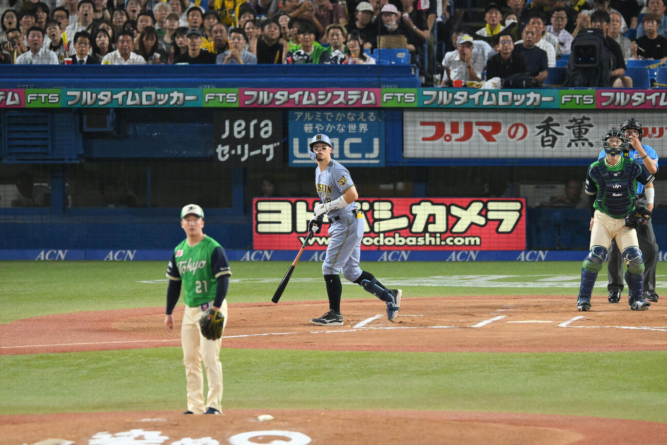 ヤクルト対阪神　6回表阪神1死一塁、佐藤輝明は2点本塁打を放つ。投手吉村貢司郎（撮影・滝沢徹郎）