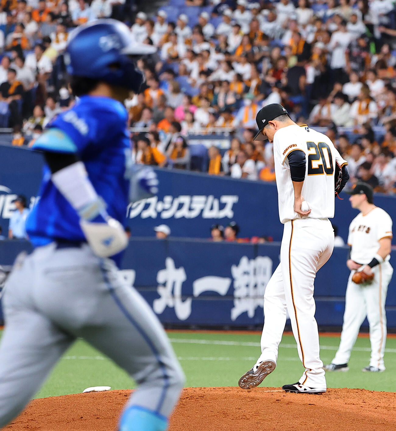 巨人対DeNA 5回表DeNA無死、戸郷翔征（右）は度会隆輝に勝ち越しソロ本塁打を浴びる（撮影・上田博志）