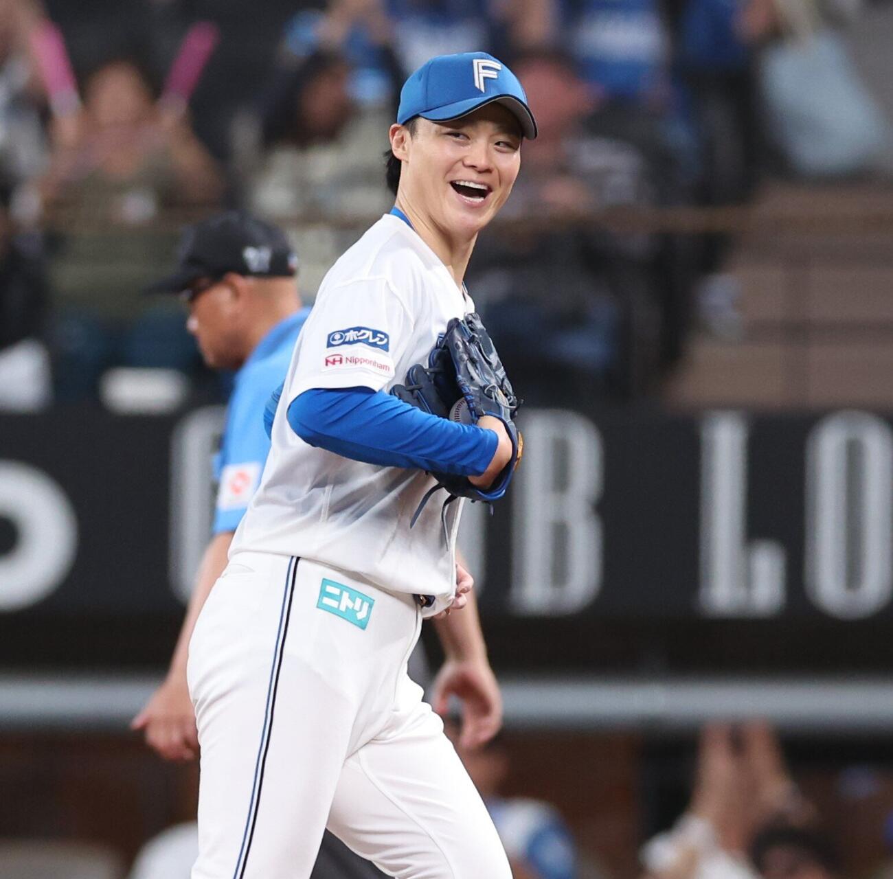 日本ハム対ソフトバンク　7回表、無失点に抑え笑顔の山崎福也（撮影・黒川智章）