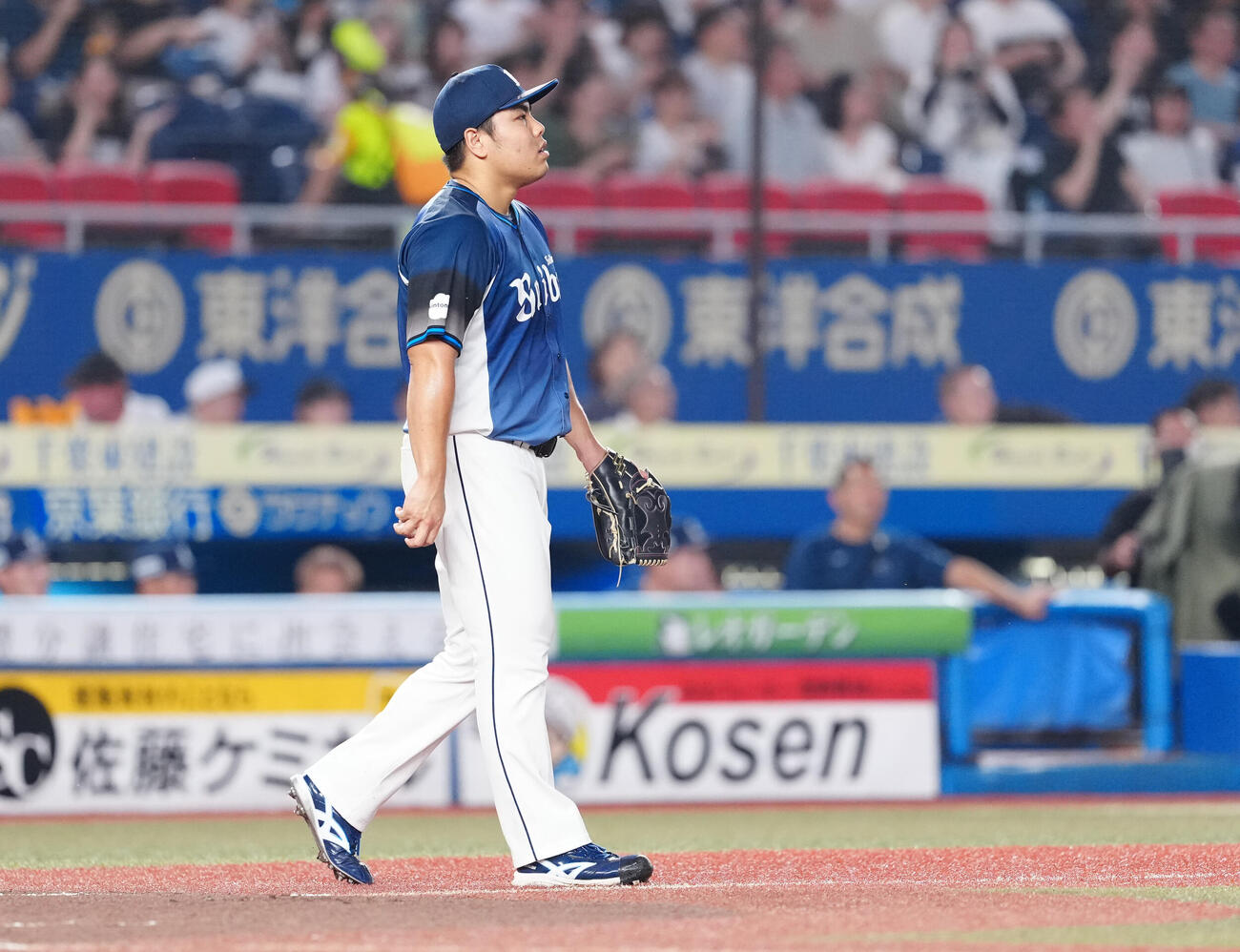 ロッテ対西武　1回裏ロッテ2死一、二塁、安田尚憲に先制適時打を浴び、浮かない表情の平良海馬（撮影・鈴木みどり）