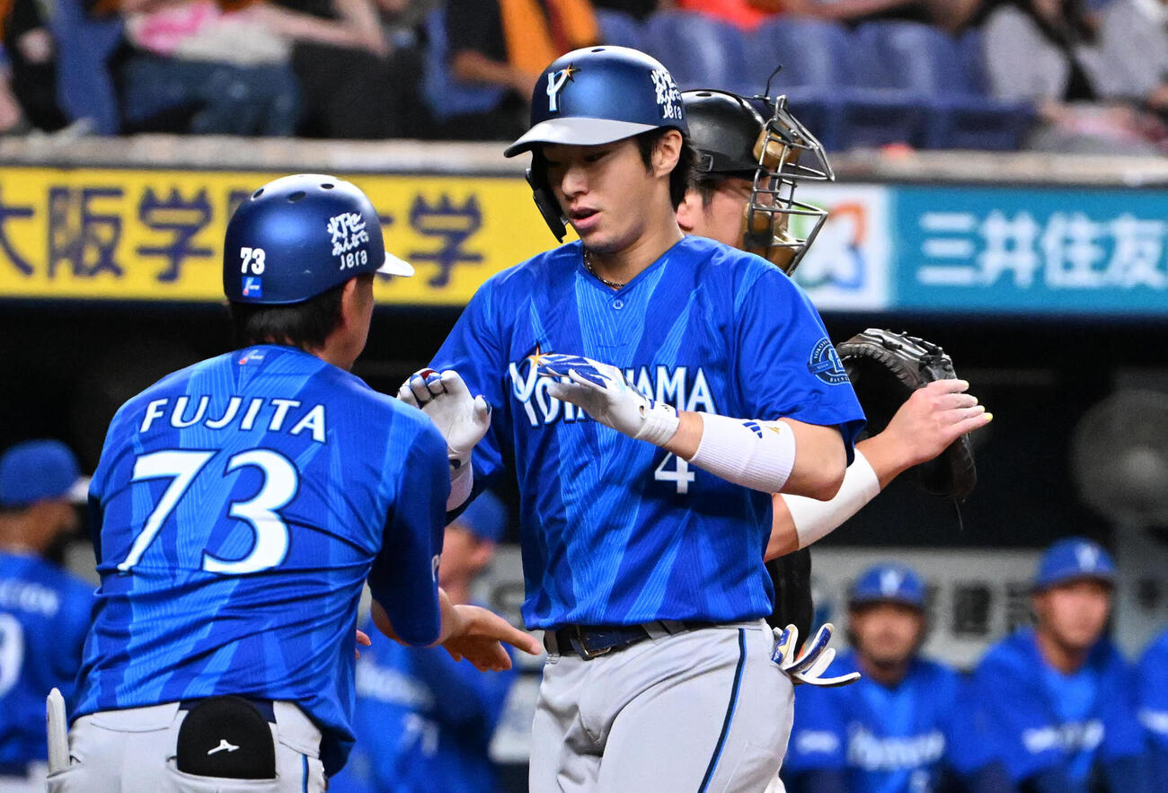 巨人対DeNA 5回表DeNA無死、度会隆輝（中央）は右越え本塁打を放つ（撮影・石井愛子）