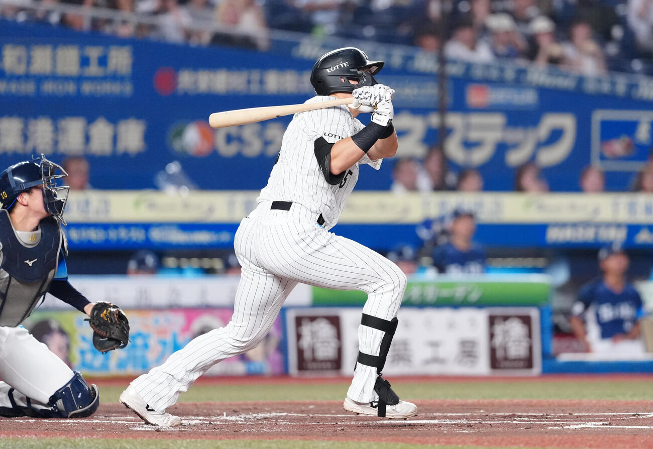 ロッテ対西武　1回裏ロッテ2死一、二塁、先制の適時打を放つ安田尚憲（撮影・鈴木みどり）