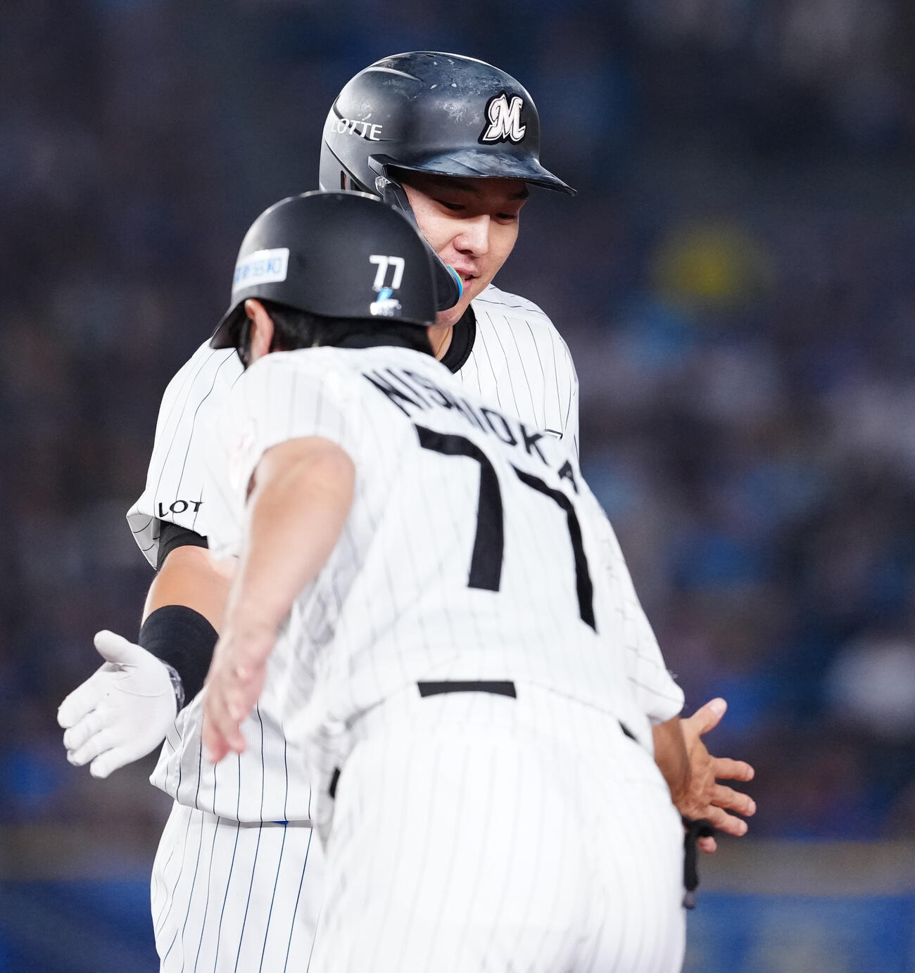 ロッテ対西武　1回裏ロッテ2死一、二塁、先制の適時打を放ち笑顔の安田尚憲（撮影・鈴木みどり）