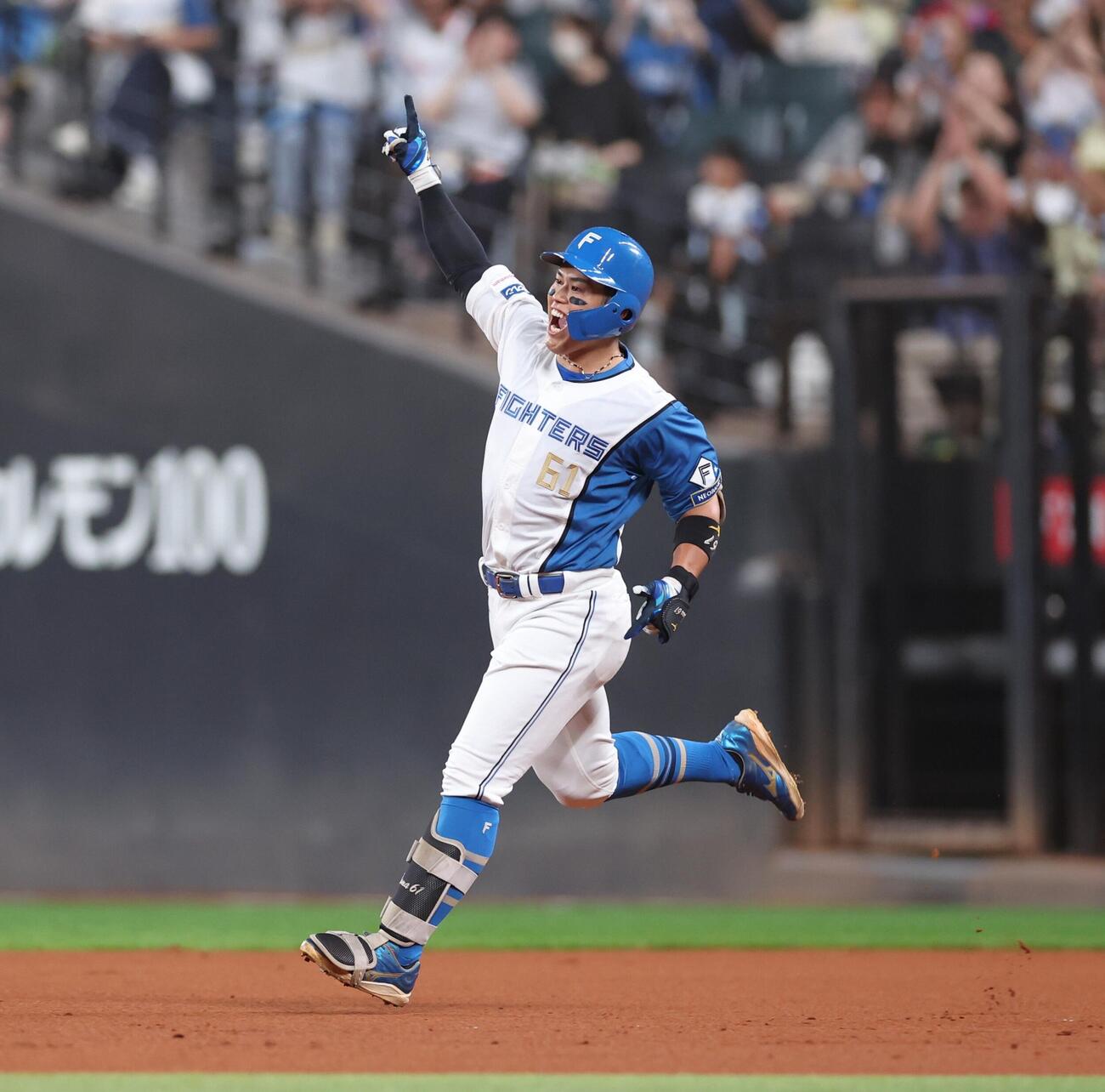 日本ハム対ソフトバンク　2回裏日本ハム無死、本塁打を放ち「執念ポーズ」の今川優馬（撮影・黒川智章）