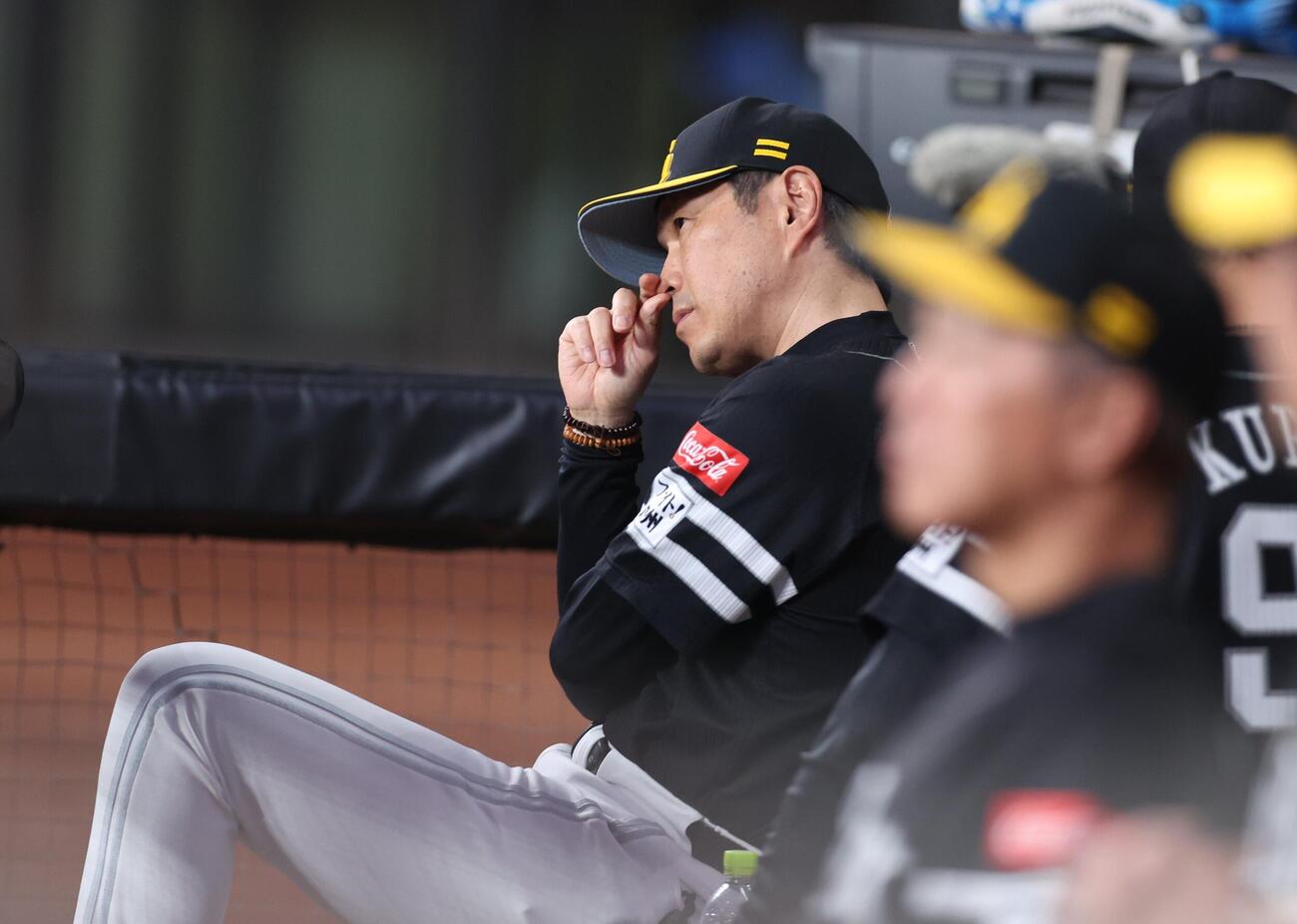 日本ハム対ソフトバンク　試合を見つめる小久保裕紀監督（撮影・黒川智章）