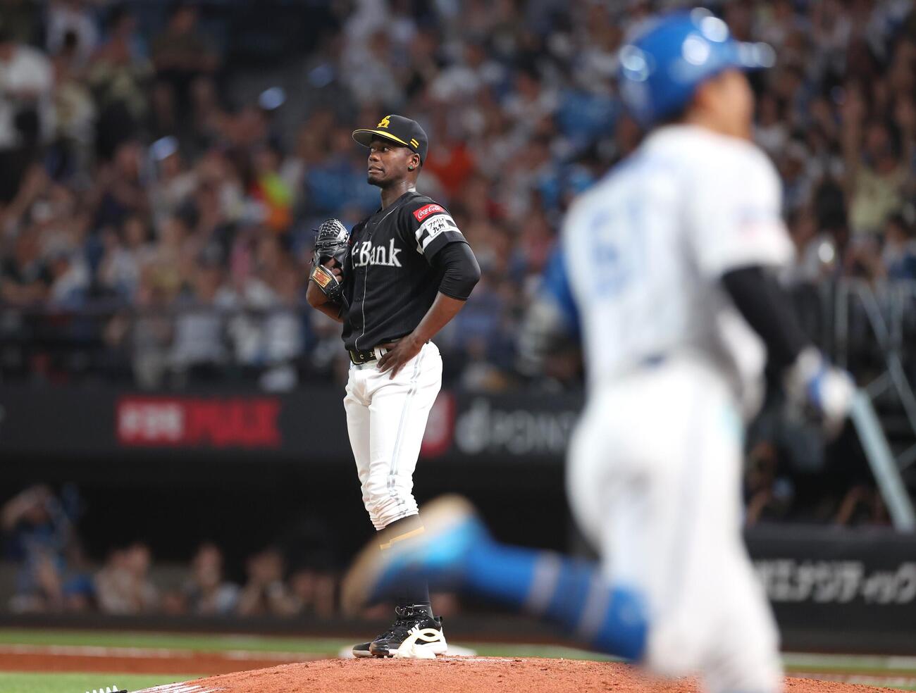 日本ハム対ソフトバンク　2回裏日本ハム無死、今川優馬に本塁打を浴びるモイネロ（撮影・黒川智章）