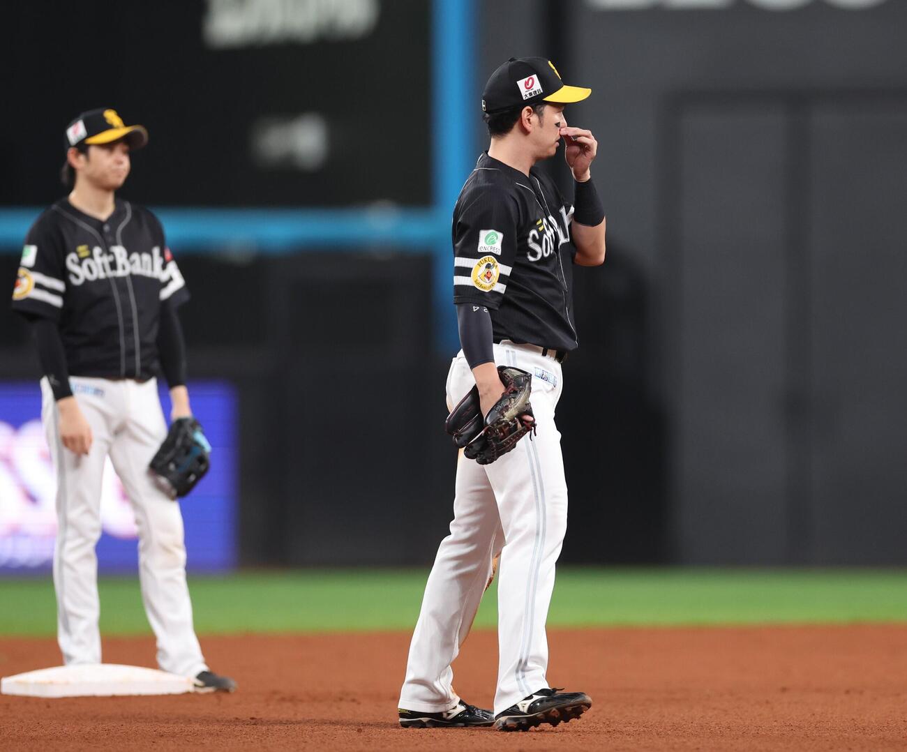 日本ハム対ソフトバンク　8回裏日本ハム無死、野村佑希の三ゴロを悪送球し渋い表情の栗原陵矢（撮影・黒川智章）