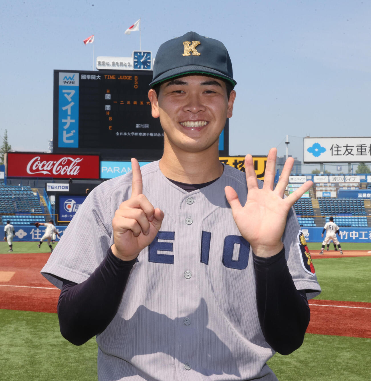 6月13日の全日本大学野球選手権　準決勝　東北福祉大対慶大　慶大・渡辺和大は15奪三振でポーズを決める（撮影・柴田隆二）