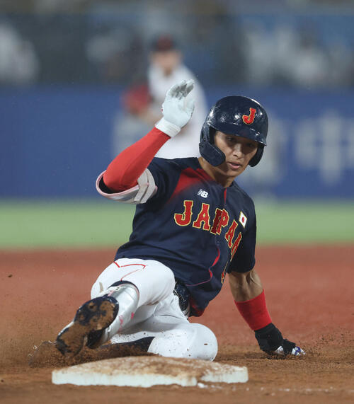 8月29日の大学日本代表対高校日本代表 4回表大学日本代表無死、石田雄星の落球で三塁進塁する岡田啓吾(撮影・河田真司)