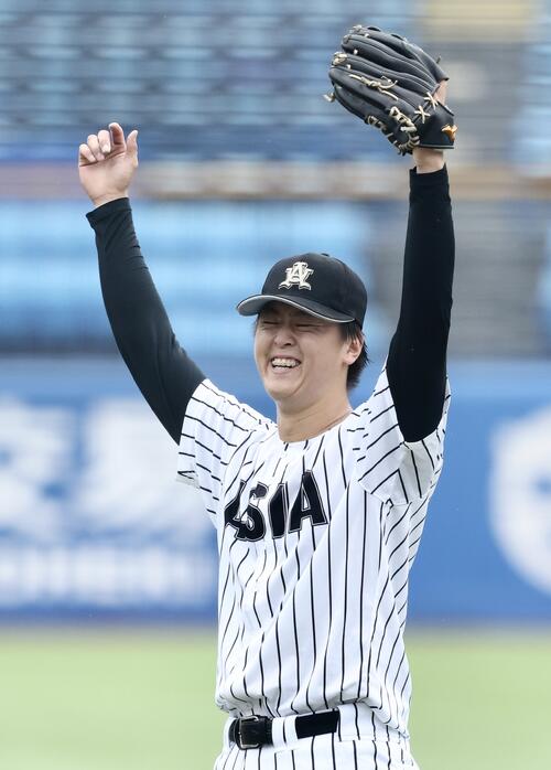 国学院大対亜大 ノーヒットノーランで国学院大に勝利しガッツポーズする亜大・川尻啓人(撮影・河田真司)