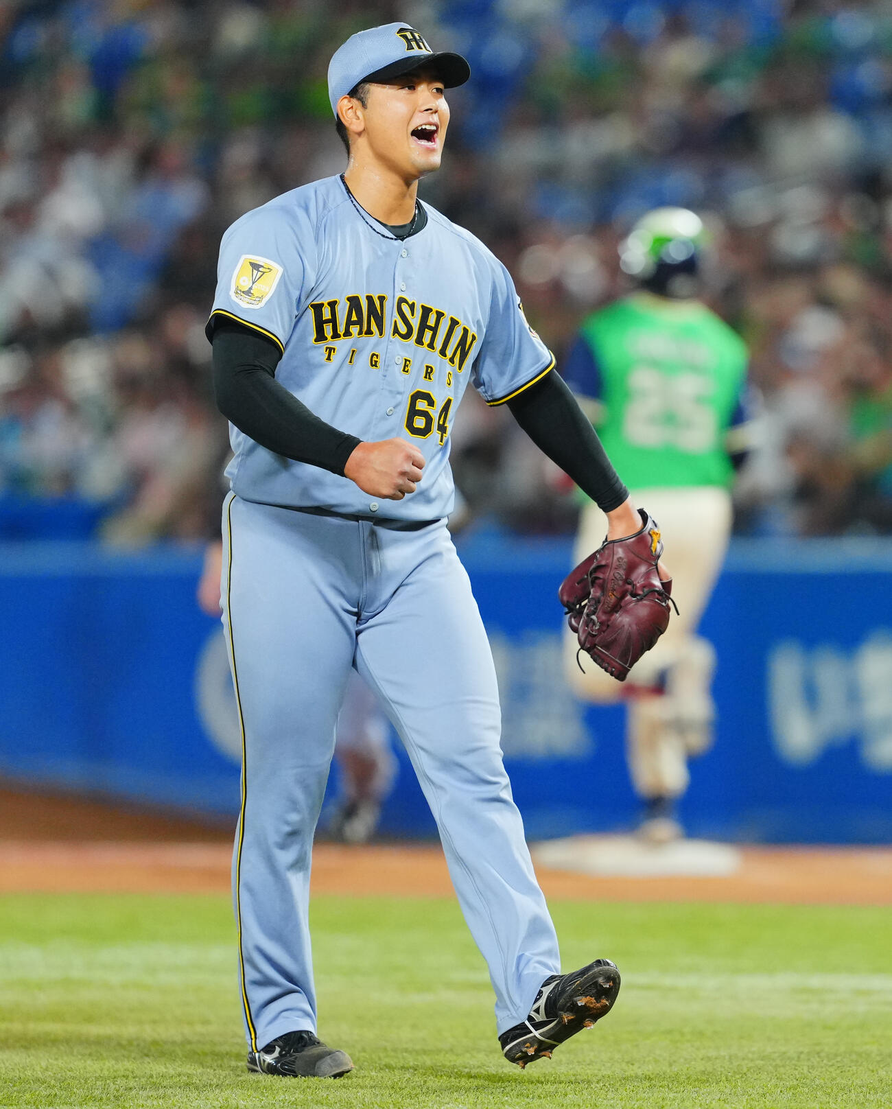 ヤクルト対阪神　7回裏ヤクルト1死一、二塁、ドミンゴ・サンタナ（右）を併殺に仕留め笑顔を見せる岡留英貴（撮影・垰建太）