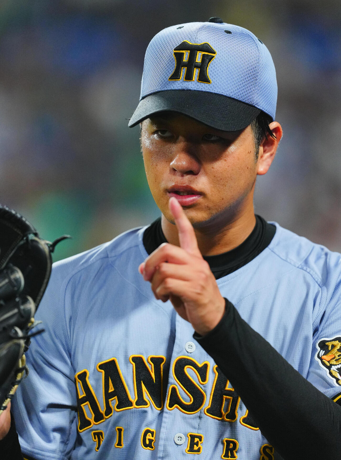 ヤクルト対阪神　6回裏の攻撃を終え表情を引き締めマウンドに向かう阪神先発高橋遥人（撮影・垰建太）