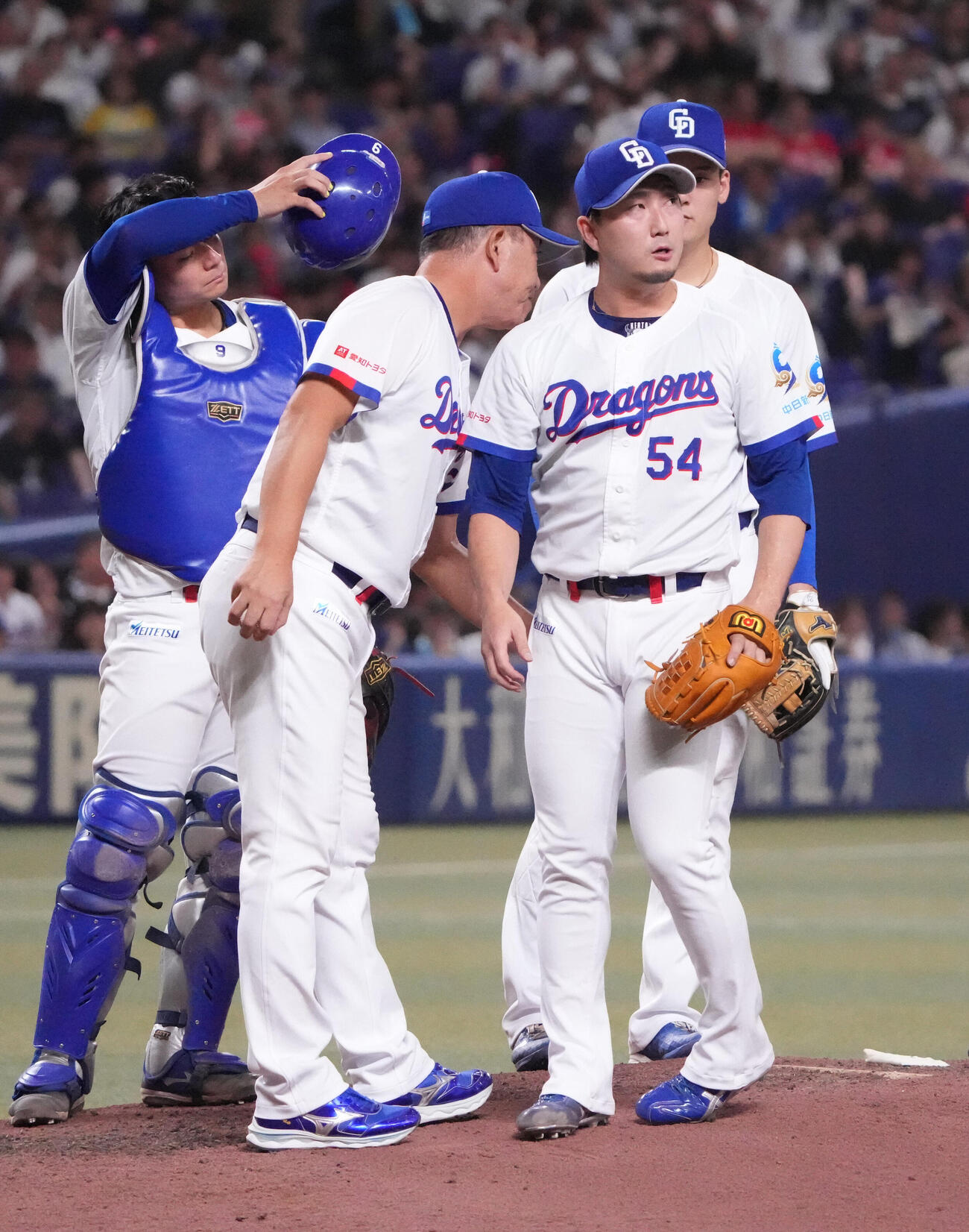 中日対広島　7回表広島2死一、二塁、藤嶋健人（右から2人目）はマウンドを降りる（撮影・森本幸一）