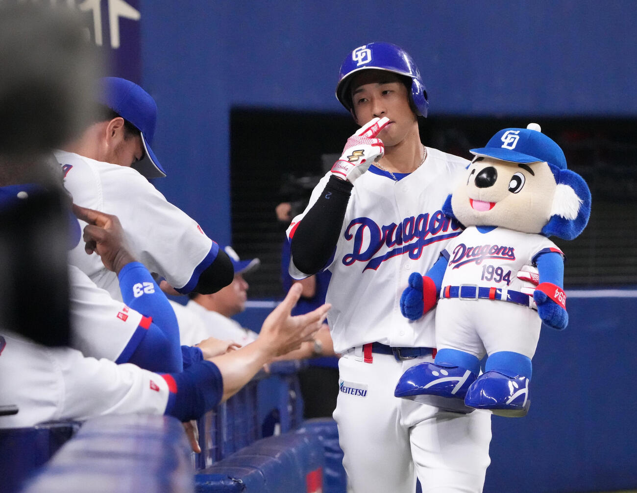 中日対広島　8回裏中日無死、田中幹也（右）は本塁打を放ちナインとタッチを交わす（撮影・森本幸一）