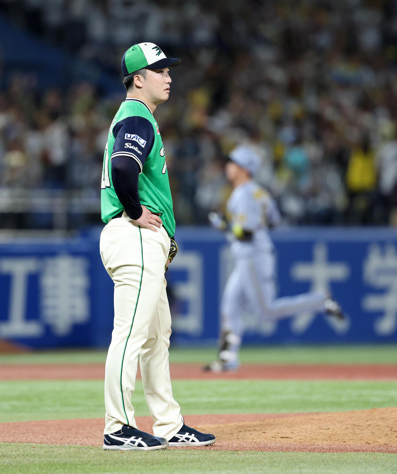 ヤクルト対阪神　7回表阪神1死一、二塁、近本光司（右）に3点本塁打を放たれたヤクルト吉村貢司郎（撮影・鈴木正人）