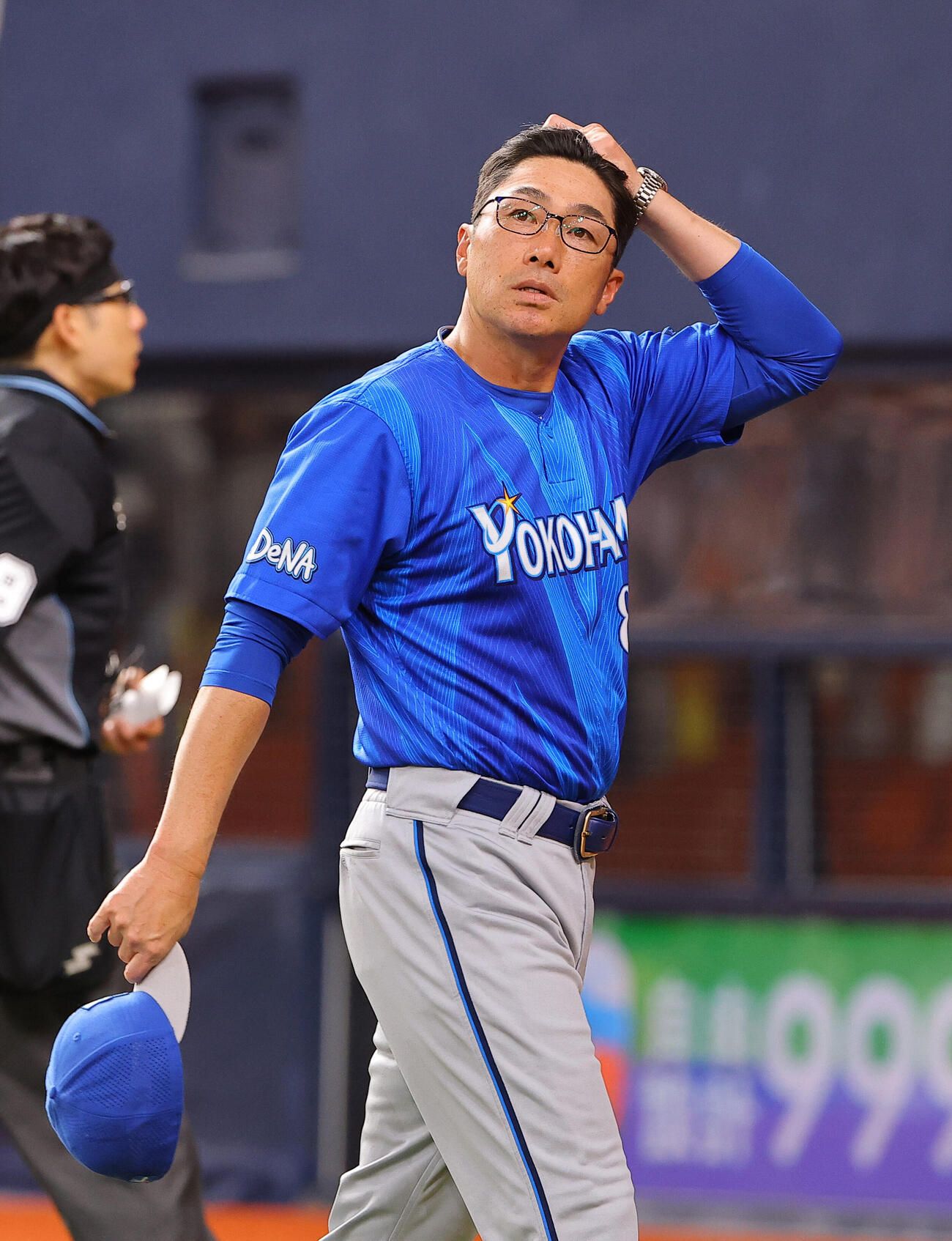 巨人対DeNA　選手交代を告げるDeNA相川亮二監督（撮影・上田博志）