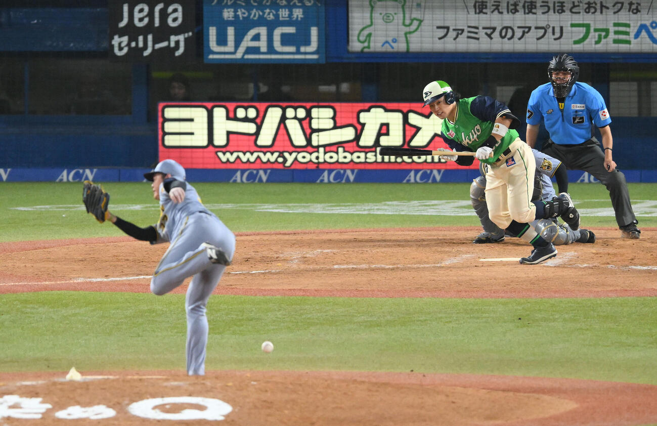 ヤクルト対阪神　8回裏ヤクルト1死、増田珠の打球が当たる及川雅貴（手前）（撮影・滝沢徹郎）