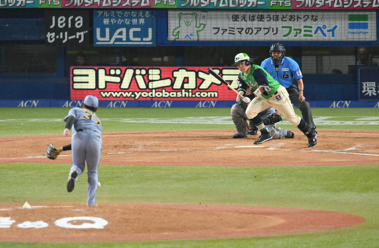 ヤクルト対阪神　8回裏ヤクルト1死、増田珠の打球が当たる及川雅貴（手前）（撮影・滝沢徹郎）