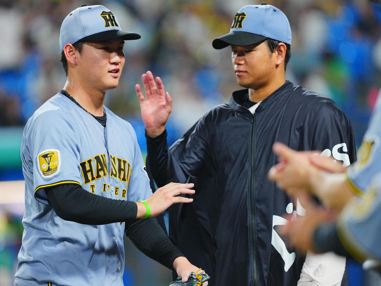 ヤクルト対阪神　8回裏ヤクルトの攻撃を無失点に抑えた阪神及川雅貴（左）は高橋遥人らナインの出迎えを受ける（撮影・垰建太）