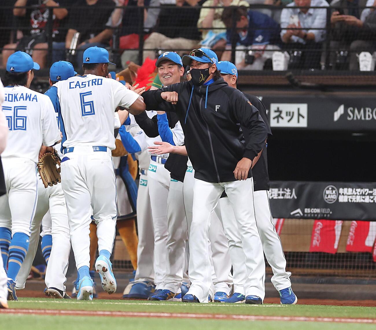 日本ハム対ソフトバンク　試合後、カストロをエルボータッチで出迎える新庄剛志監督（撮影・黒川智章）