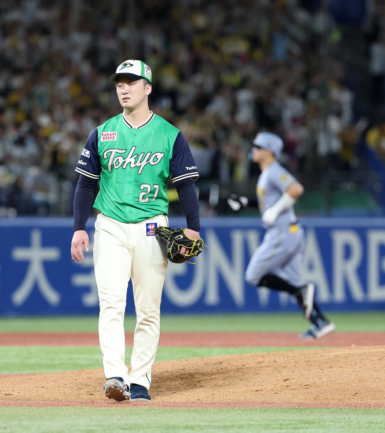 ヤクルト対阪神　6回表阪神1死一塁、佐藤輝明（右）に2点本塁打を放たれたヤクルト吉村貢司郎（撮影・鈴木正人）